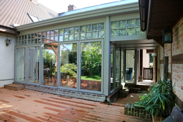 Całoroczna oaza zieleni: Czym charakteryzuje się ogród zimowy i komu przyniesie najwięcej korzyści?